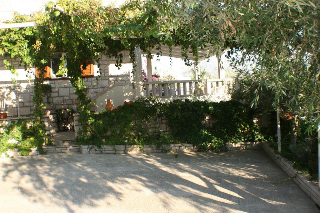Apartments And Rooms Lea Бол Экстерьер фото