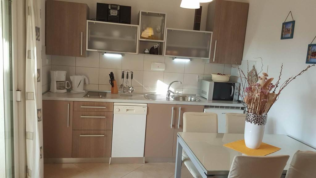 Apartments And Rooms Lea Бол Экстерьер фото