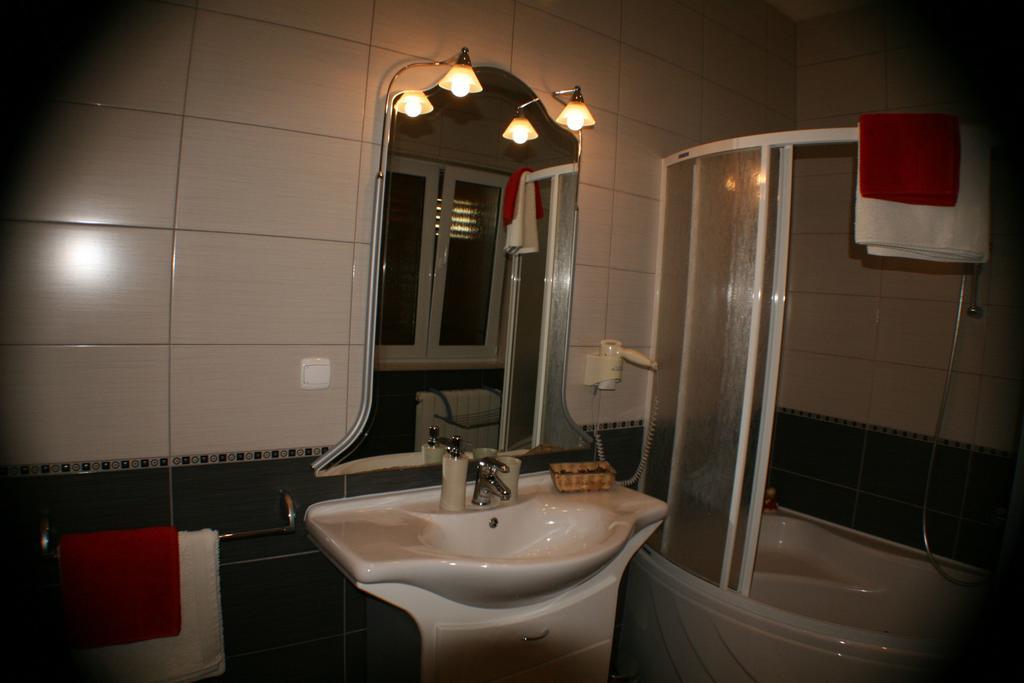 Apartments And Rooms Lea Бол Экстерьер фото