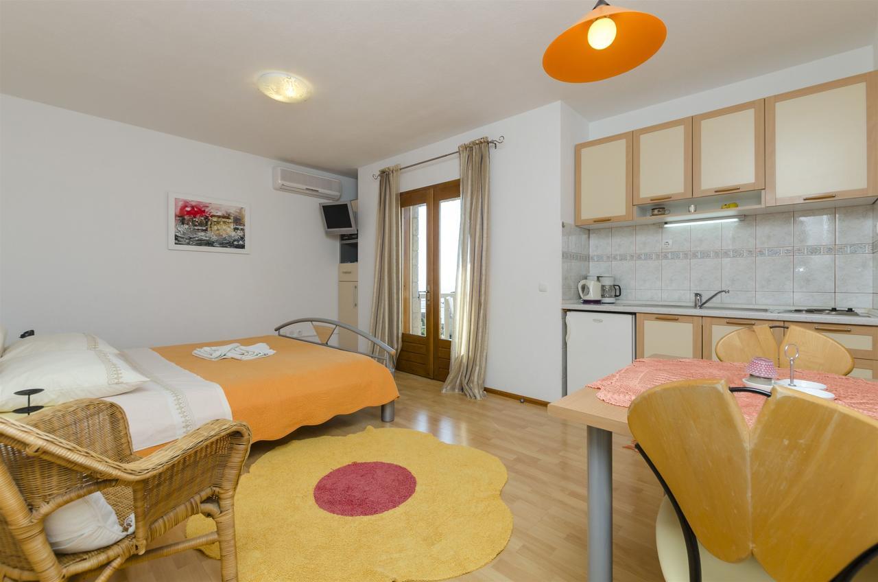 Apartments And Rooms Lea Бол Экстерьер фото